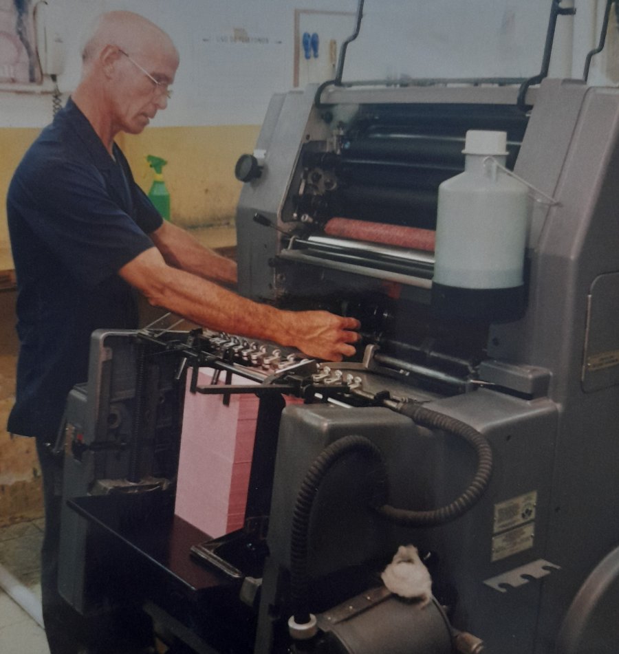 NÉSTOR CURTO. Cuando cumplía con sus labores en la Imprenta La Opinión.