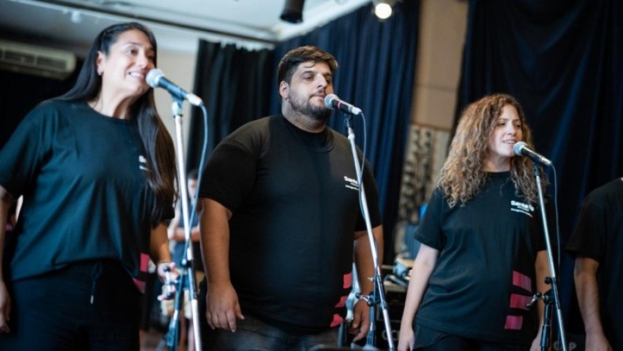 MACARENA JUNTO A LOS CANTANTES. La artista rafaelina, durante los ensayos que la llevar&aacute;n directo al escenario del Cosqu&iacute;n.