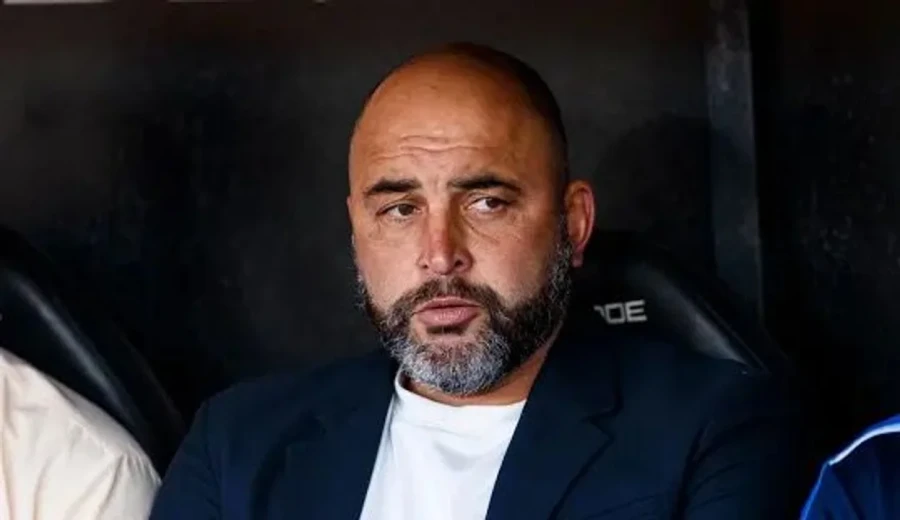 PASO AL COSTADO. El DT uruguayo se fue del Lobo platense.