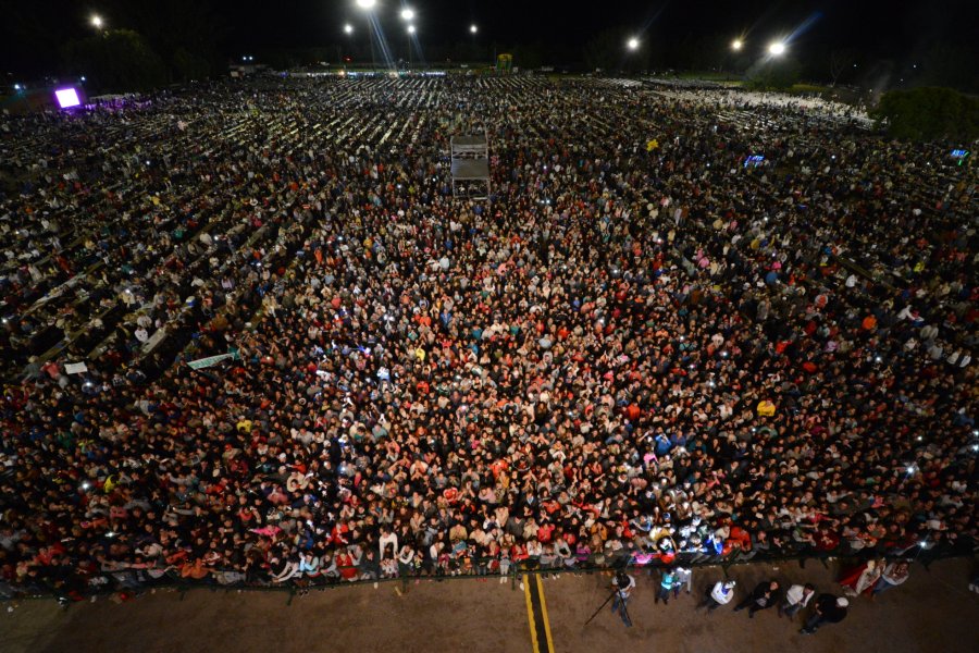 IMPACTANTE. Masiva presencia de p&uacute;blico en la finalizaci&oacute;n de uno de los sorteos.