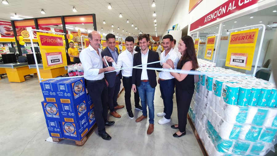 CORTE DE CINTAS. Fernando Ure&ntilde;a (subgerente Nacional de ventas), Nicol&aacute;s Arellano (gerente regional), &Aacute;ngel Venegas (jefe de sal&oacute;n), Leo Viotti (intendente) Juan Bongiovanni (gerente sucursal Rafaela)
