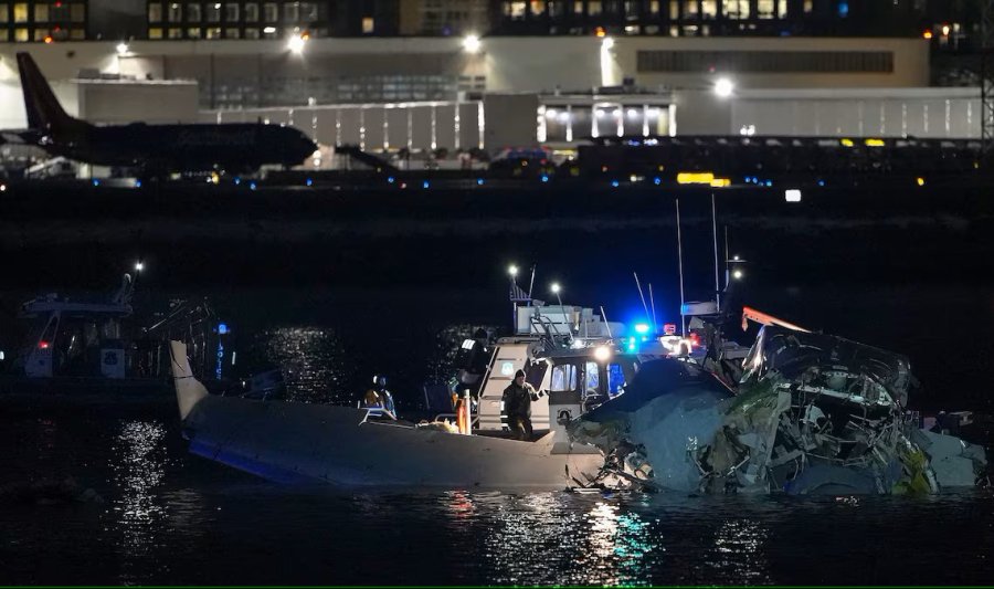 TRABAJOS. Los restos del avión siniestrado, al ser retirados del Potomac por los equipos de emergencias.