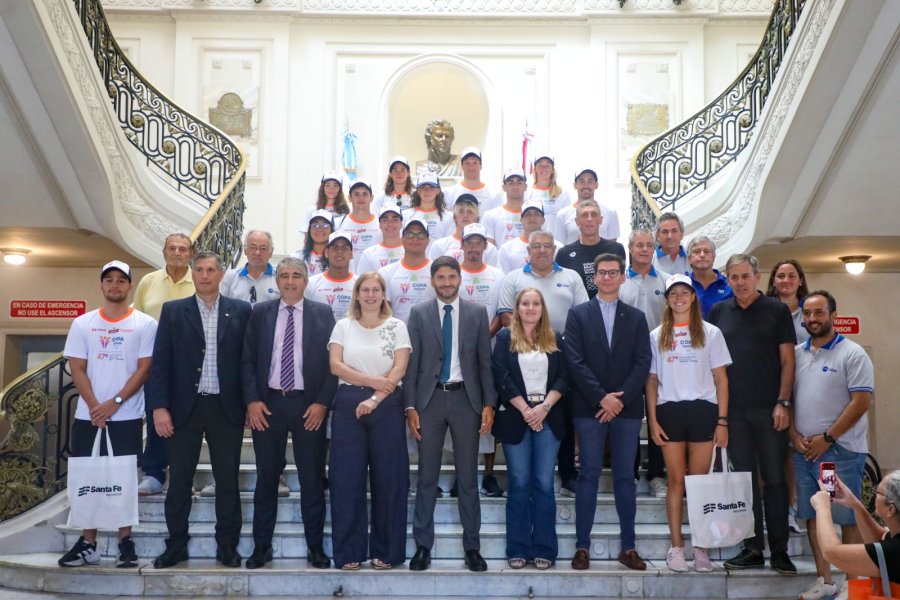 El gobernador Pullaro junto a miembros de su gobierno, organizadores y corredores de la Marat&oacute;n Acu&aacute;tica Santa Fe - Coronda.