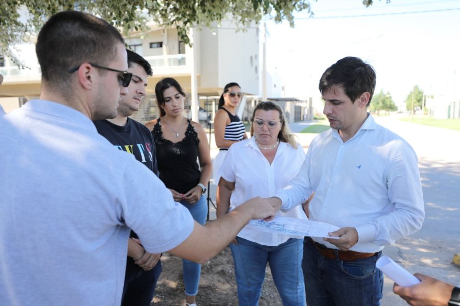 El intendente Viotti junto a vecinos de barrio La Ca&ntilde;ada al habilitar la obra del gas natural.