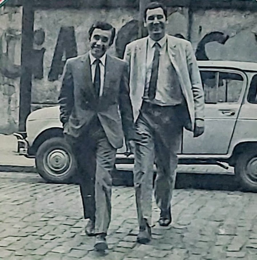 Jorge Ternengo y Alberto Rigoni caminan hacia la Editorial Atl&aacute;ntida para una entrevista con El Gr&aacute;fico.