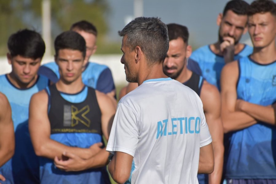 IVÁN JUÁREZ PONE EN CANCHA A SU PRIMER 11 EN EL 2025