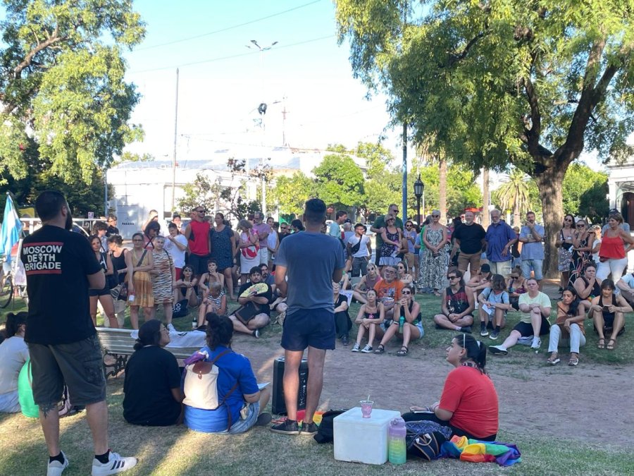 En Rafaela se llev&oacute; a cabo una asamblea en la Plaza 25 de Mayo.