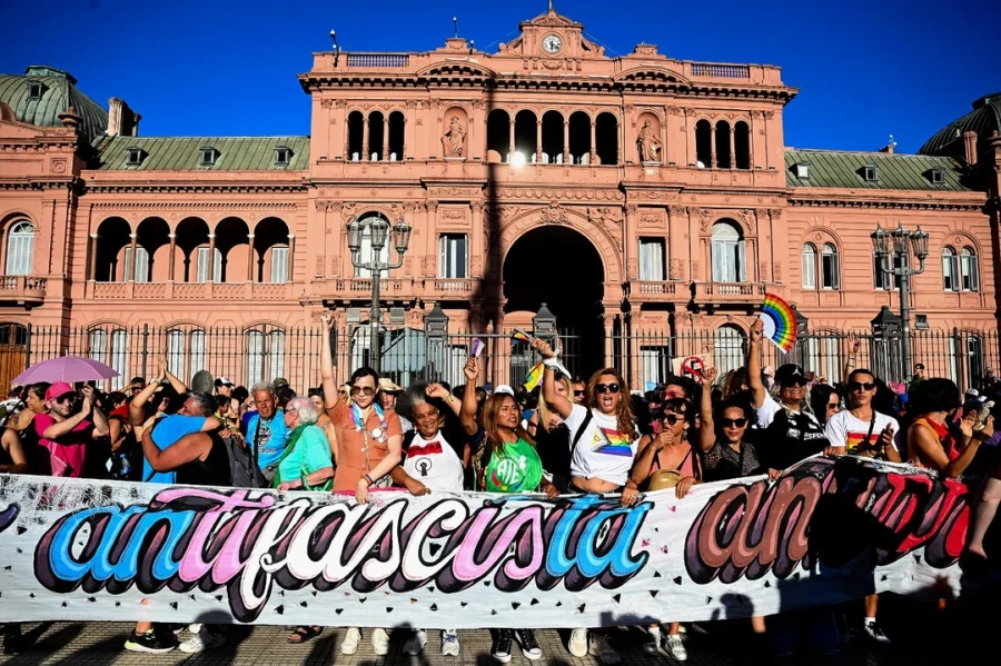 Manifestantes en Plaza de Mayo, con la Casa Rosada detr&aacute;s. (FOTO NA)