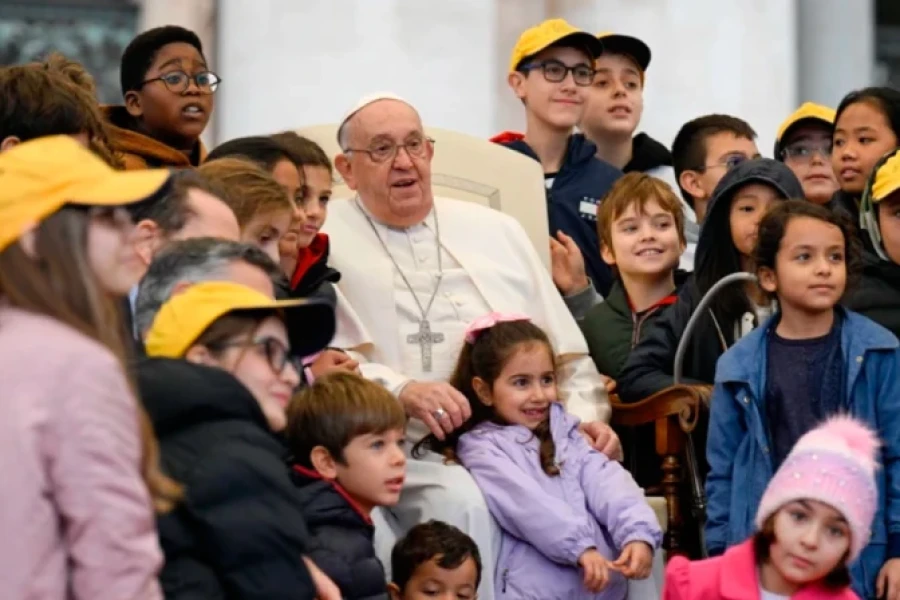 El Papa Francisco con un grupo de ni&ntilde;os en el Vaticano.