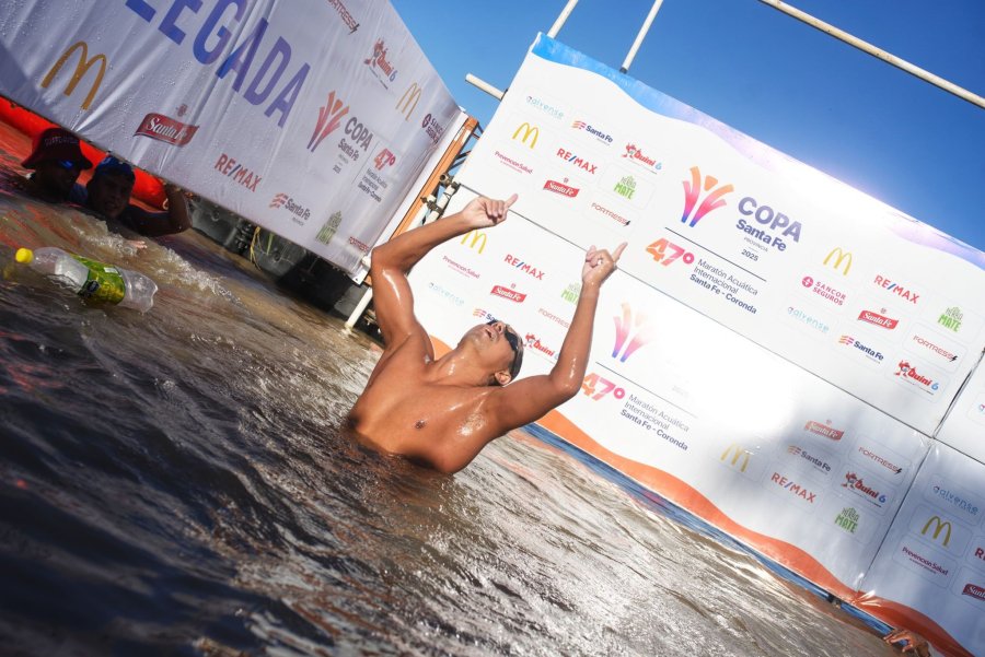 EL GANADOR. El arribo victorioso del italiano.