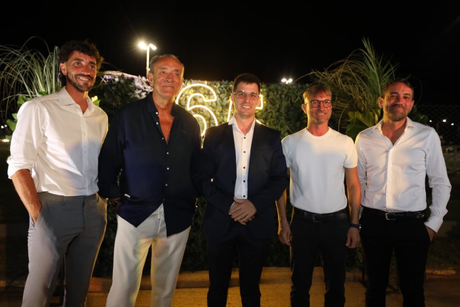 El intendente Leonardo Viotti junto a la familia Castro, Agustín, Ricardo, Martín y Diego, el viernes durante la celebración por los 65 años del concesionario Remonda Castro.