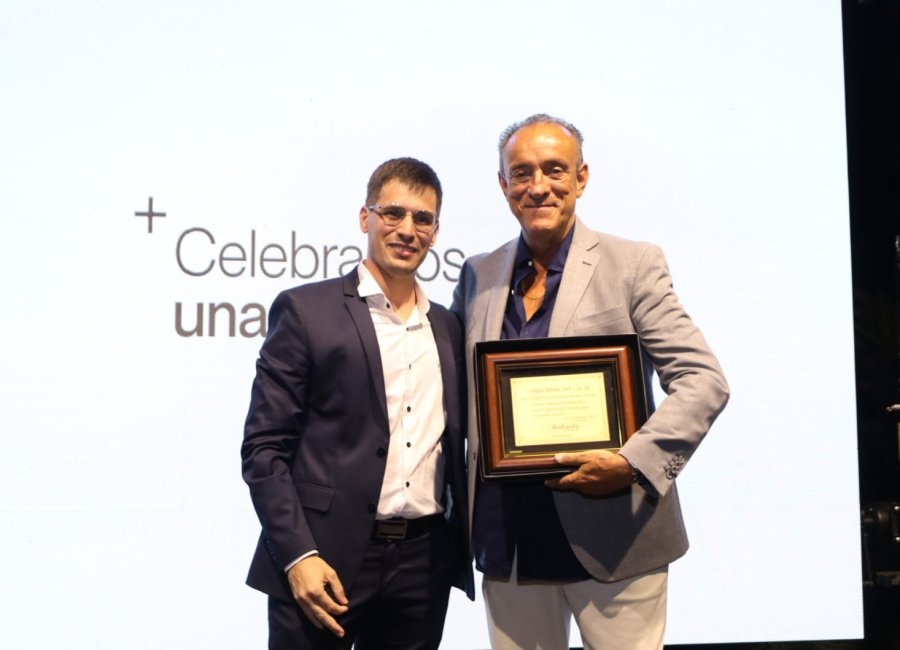 Ricardo Castro recibi&oacute; una plaqueta por parte del intendente Municipal, Leonardo Viotti. (FOTO NICO GRAMAGLIA)