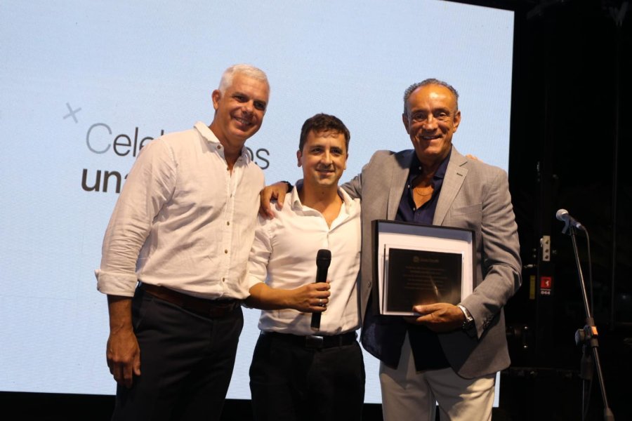 Ejecutivos de John Deere Argentina entregaron una plaqueta recordatoria a Ricardo Castro. (FOTO NICO GRAMAGLIA)