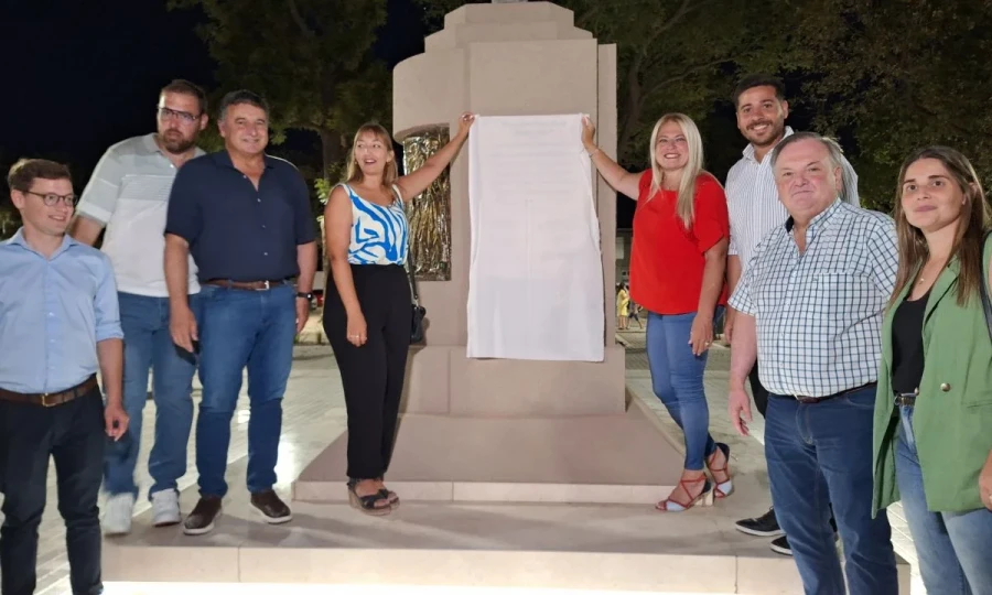 Las autoridades descubrieron una placa conmemorativa.
