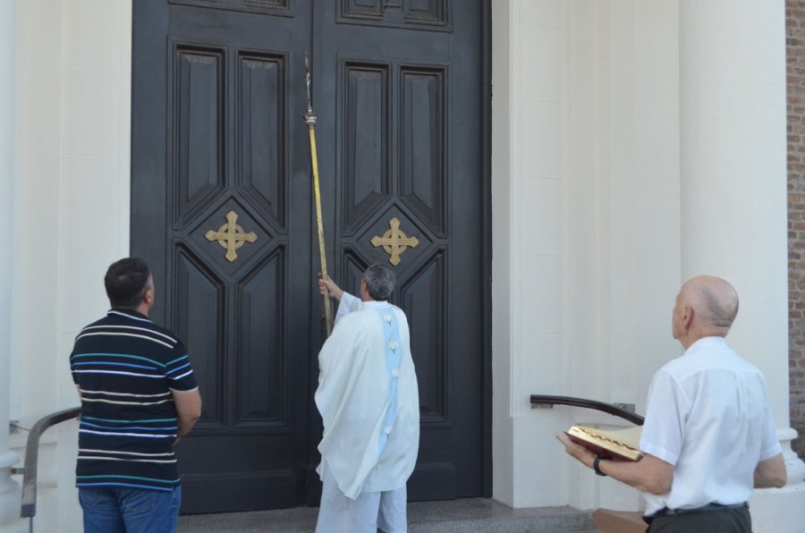 Golpe con la cruz procesional para abrir la Puerta Santa.