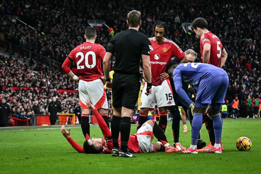 Lisandro Martínez pidiendo ayuda desde el suelo tras sufrir la durísima lesión.