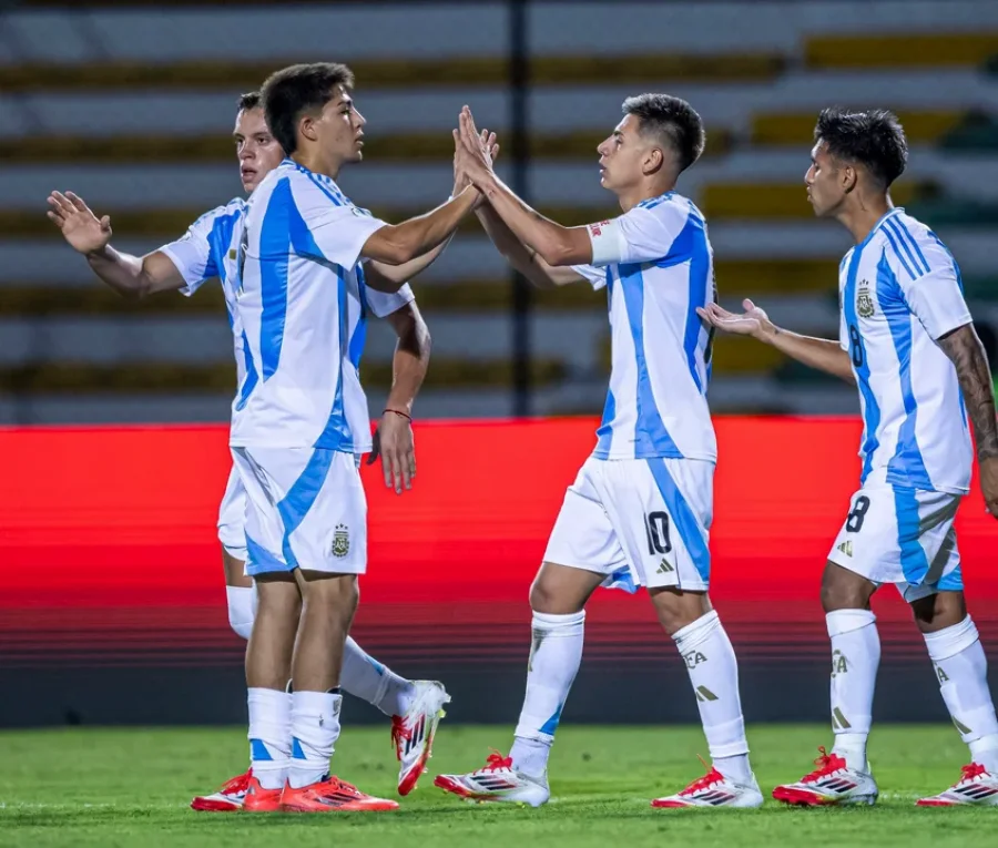 La selección argentina sub-20 se medirá con Chile en el primer duelo del hexagonal final. El conjunto argentino terminó segundo en su zona, con ocho puntos producto de dos victorias y dos derrotas.