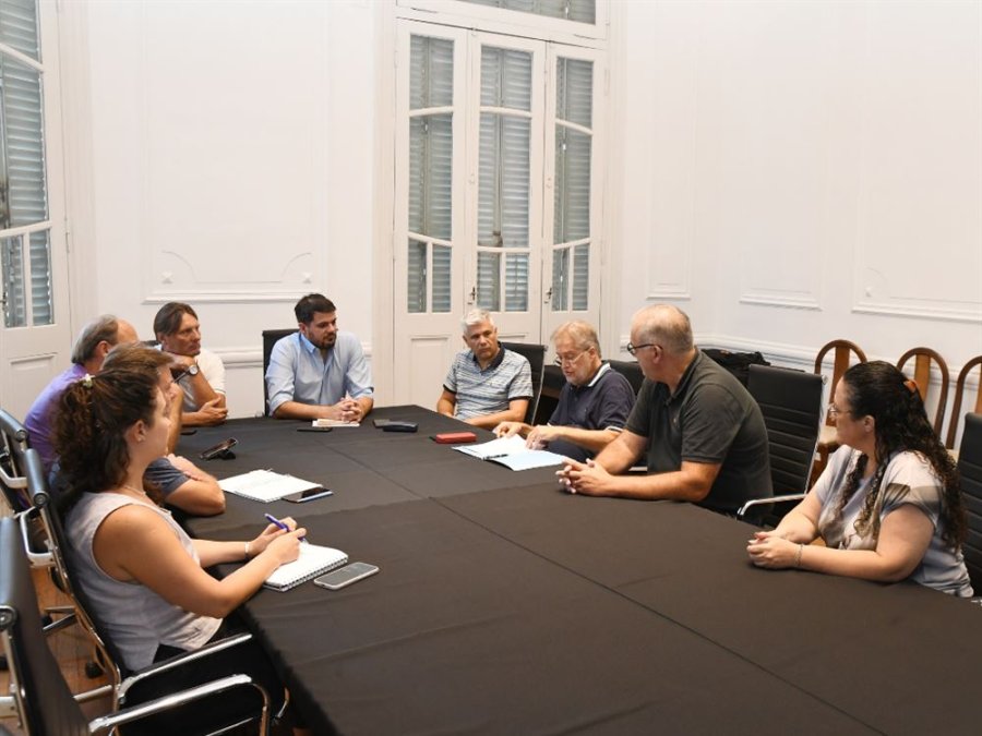 ENCUENTRO. El diputado nacional Roberto Mirabella junto a representantes del Centro Comercial en su visita de este martes a nuestra ciudad.