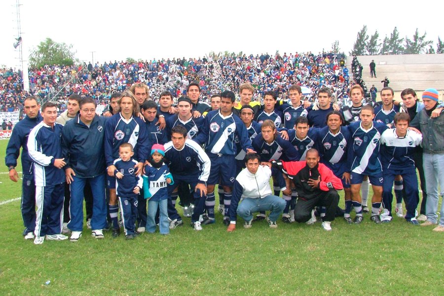 UN GRAN EQUIPO. El plantel que ascendió a la B Nacional en 2005, teniendo su primera conquista en diciembre de 2004.