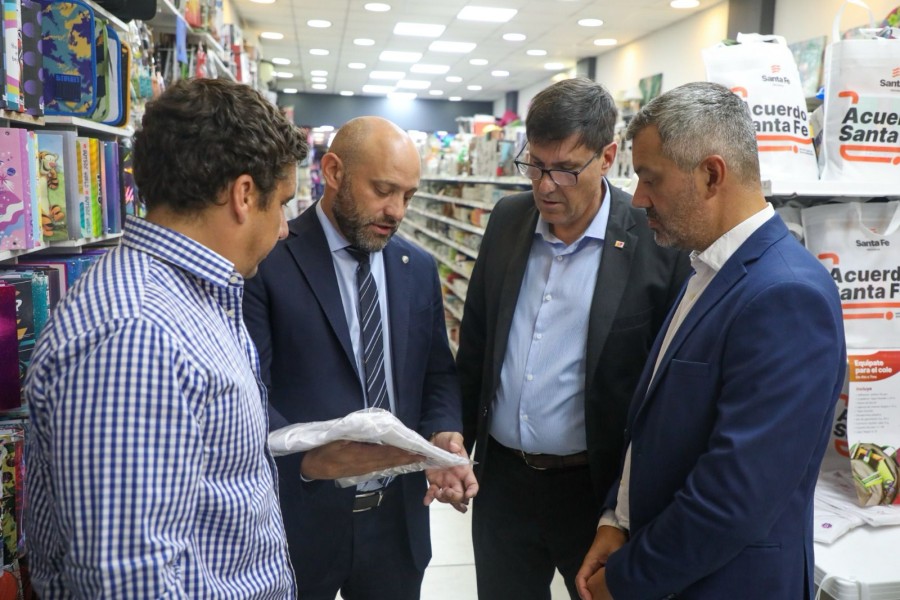 Junto a una mochila con 20 productos, también se ofrece un guardapolvo a $15.000.