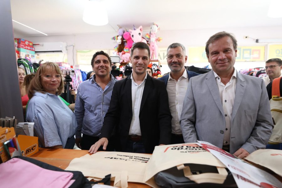EN LIBRERIA GUILLERMINA. Leonardo Viotti y Gustavo Rezzoaglio encabezaron el lanzamiento de "Equipate para el Cole" durante la mañana de este miércoles.
