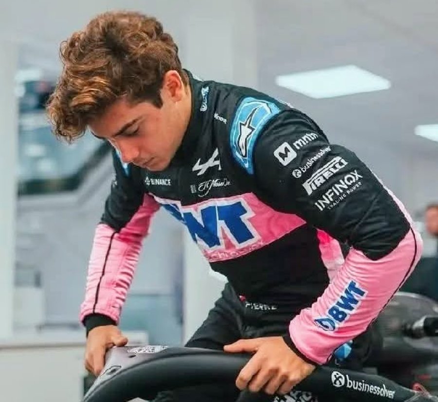 Franco Colapinto saliendo del cockpit del Alpine en las pruebas de Barcelona.