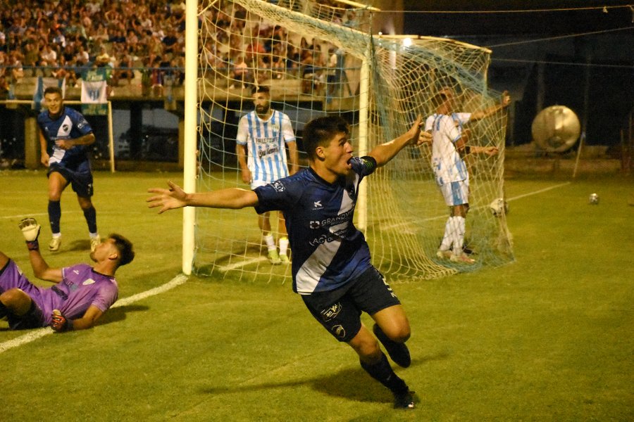 CAPITAN. Su festejo del domingo pasado tras convertir en Entre R&iacute;os.