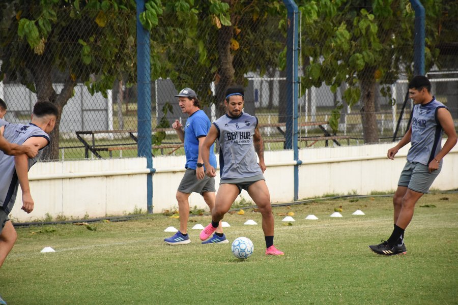 PUESTA A PUNTO. Luciano Cura ser&iacute;a titular.
