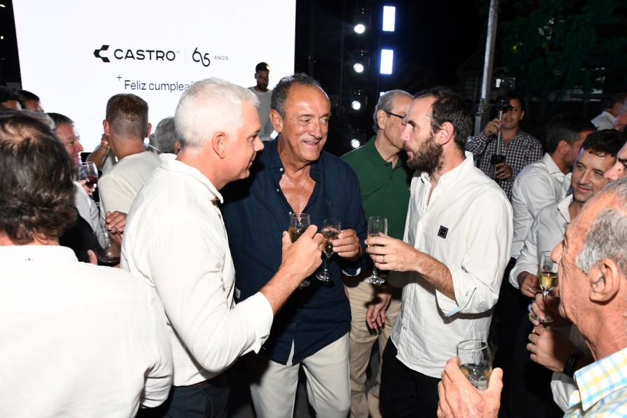 REFERENTE. El "Cabo" Castro junto a funcionarios de John Deere, la marca que los vio crecer.