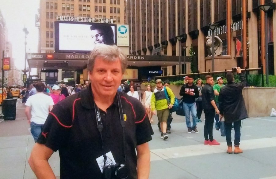 EXTERIOR. Frente del famoso estadio neoyorquino con la imagen en la pantalla gigante del fallecido Mohammed Ali.