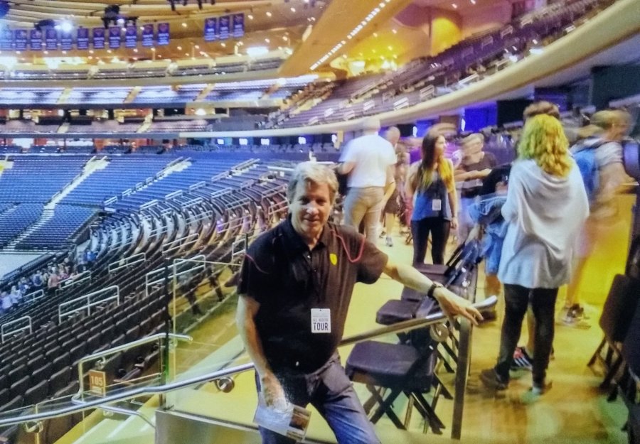 INTERIOR. En una de las butacas con una vista privilegiada del Madison Square Garden.