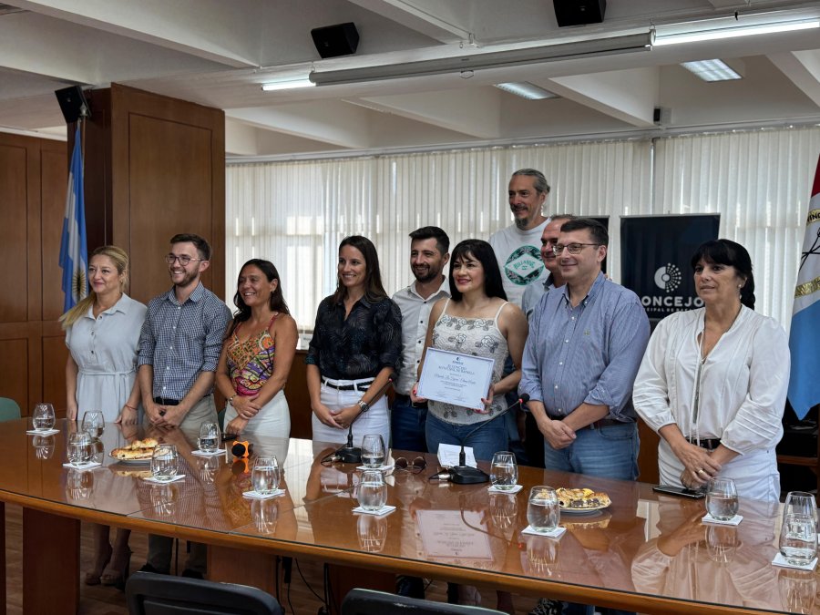DE VISITA. Marcela Acuña junto a los concejales en Rafaela.