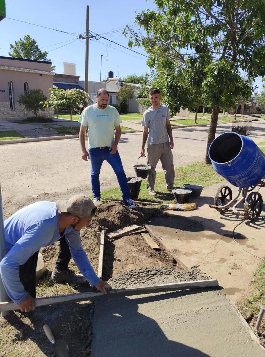 José Barbero observa la labor desempeñada por una cuadrilla comunal.