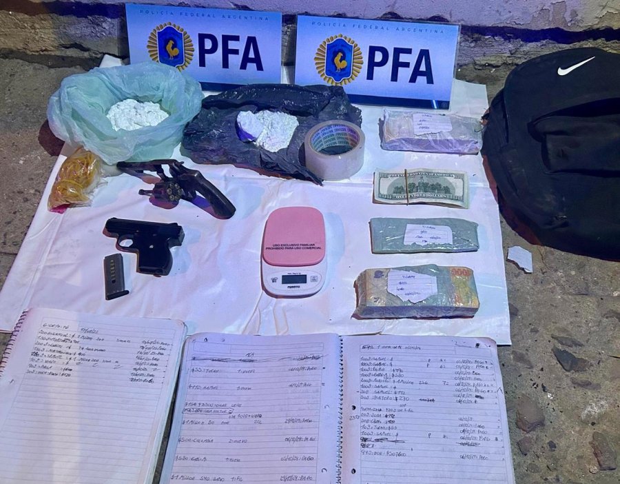 El material secuestrado por la Polic&iacute;a Federal durante la detenci&oacute;n del joven en San Francisco. (PFA)