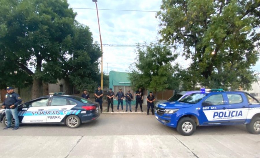 Agentes de Polic&iacute;a Federal durante el allanamiento a una vivienda. (PFA)