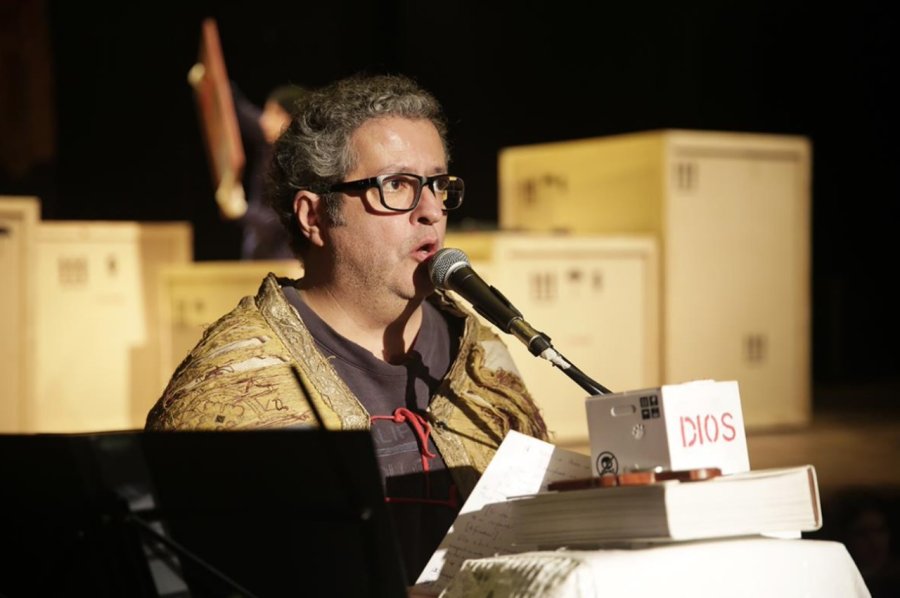 La obra Dios de Lisandro Rodr&iacute;guez en la sala de la Sociedad Italiana.