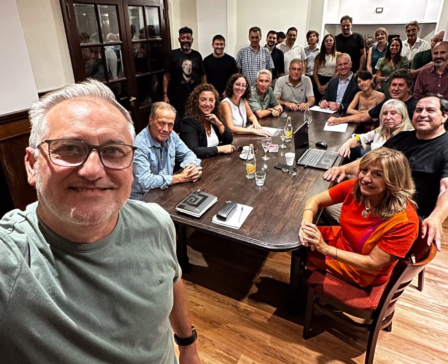 El senador Marcelo Lewandowski toma la foto de los integrantes de la lista, entre los que se encuentran el rafaelino Luis Castellano.