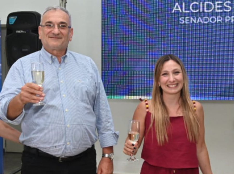 Alcides Calvo y B&aacute;rbara Chivallero, en el brindis de cierre de a&ntilde;o 2024 que organiz&oacute; el legislador.