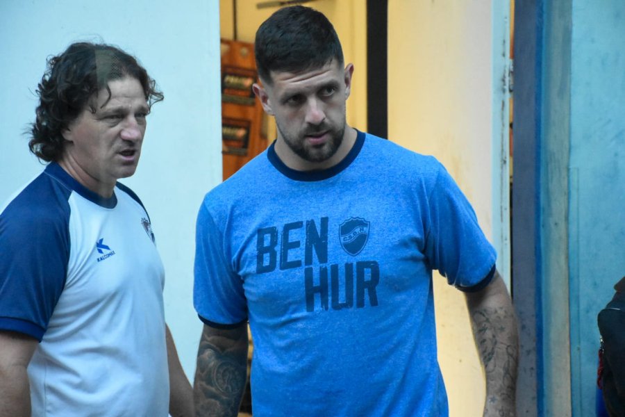 PARTIDA. El arquero Matías Astrada junto al preparador físico César Bessone.