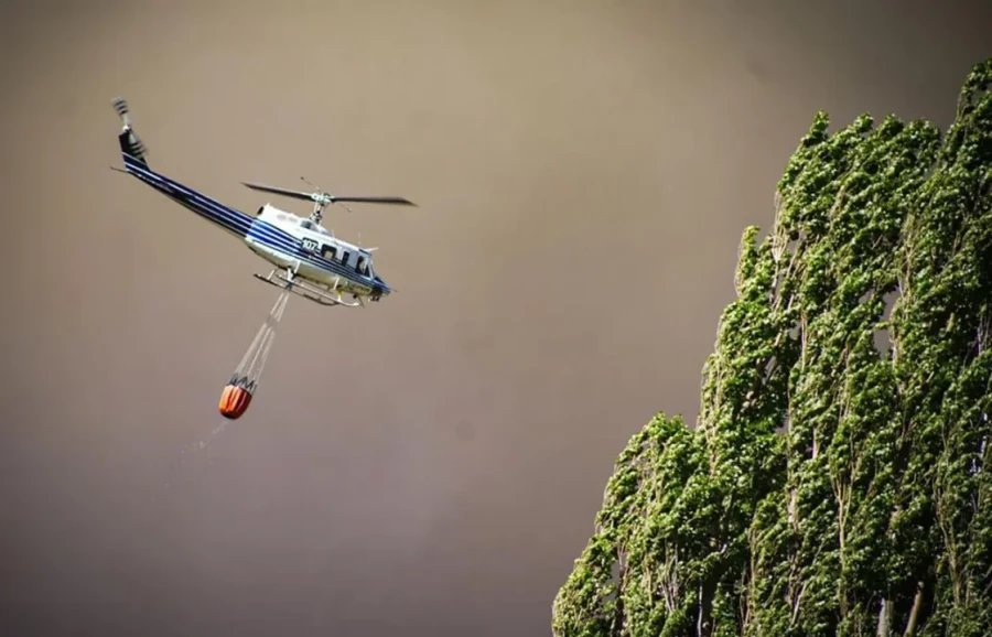Continúan las evacuaciones y llegan más bomberos.