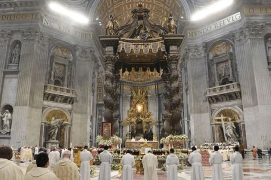 Altar mayor de la Bas&iacute;lica de San Pedro bajo el Baldaquino de Bernini.