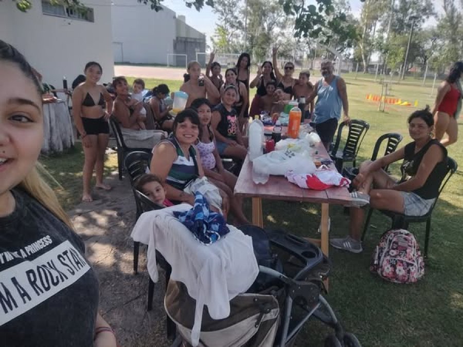 El grupo compartiendo en el predio del Polideportivo.