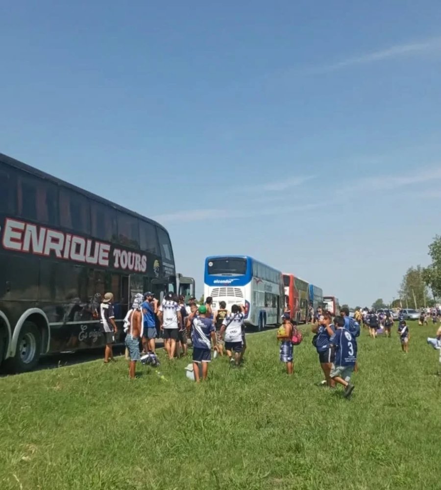 POSTAL. Colectivos e hinchas en un domingo de ilusión para Ben Hur.