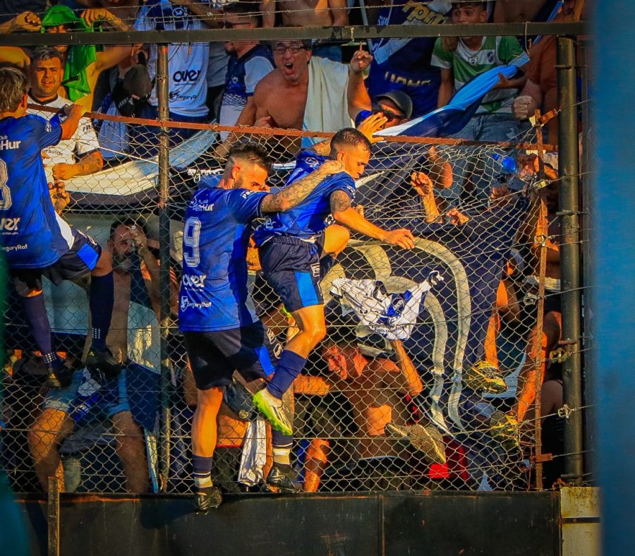 FESTEJO CON LOS HINCHAS. Jiménez hizo el gol y lo celebra trepado al alambrado.