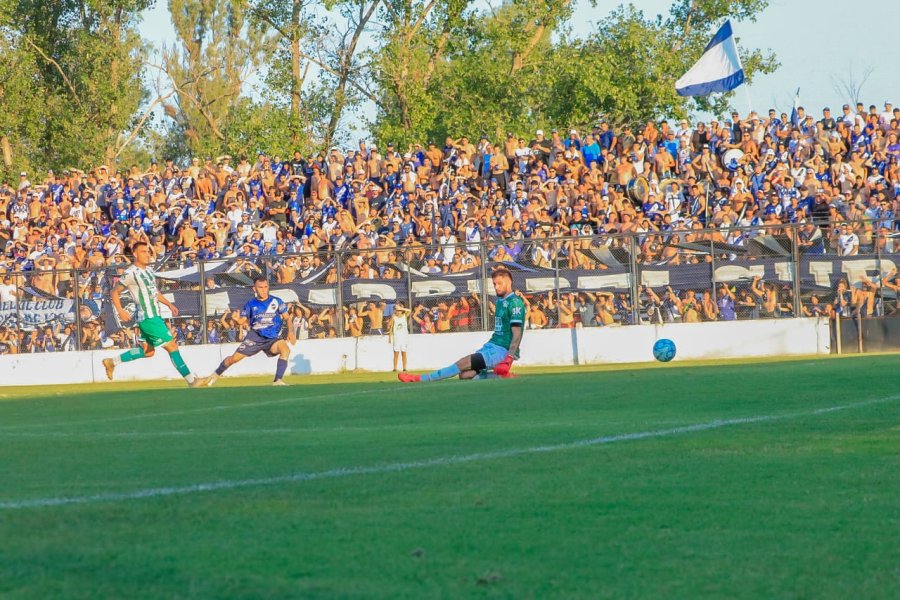 IMPECABLE. La definición de "Chema" en el gol.