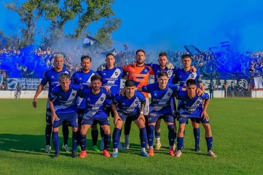 FORMACION EN LA FINAL. Arriba, K. Fernández, Cura, Jofre, Astrada, Molina y Sola. Abajo: Bessone, Alberto, Contrera, Alemandi y E. Fernández.