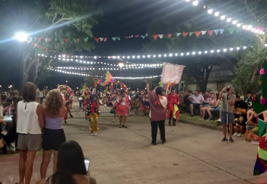 una de las agrupaciones desfilando en el corsódromo.