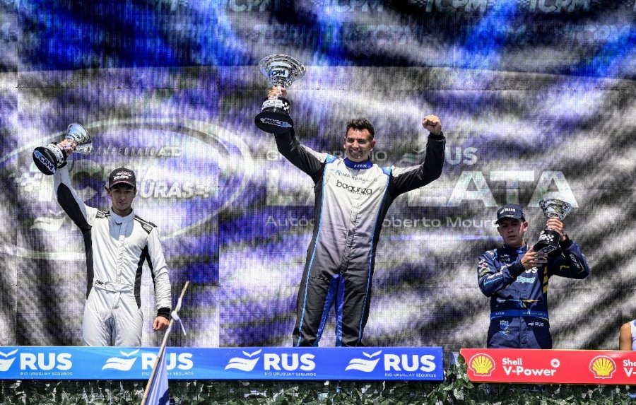 Alejandro Martínez -en el centro- logró su primer triunfo en una categoría de la ACTC.