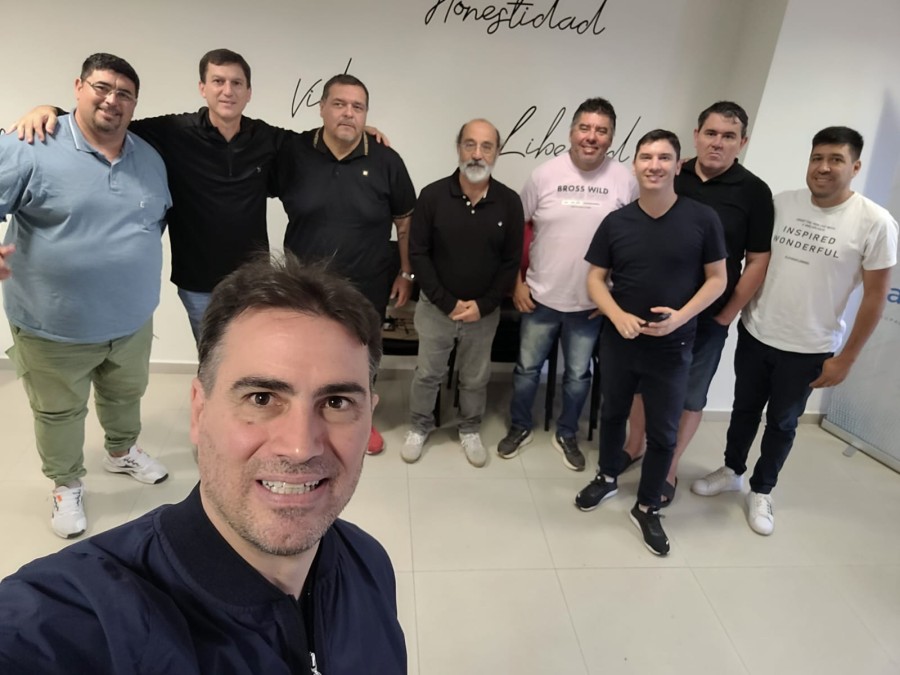 El 23 de diciembre pasado, en la sede de Inspirar se reunieron el diputado Juan Arga&ntilde;araz con Delvis Bodoira y los dirigentes de Federaci&oacute;n de Entidades Vecinales, entre ellos Alvarez y Barreiro. (IG INSPIRAR)