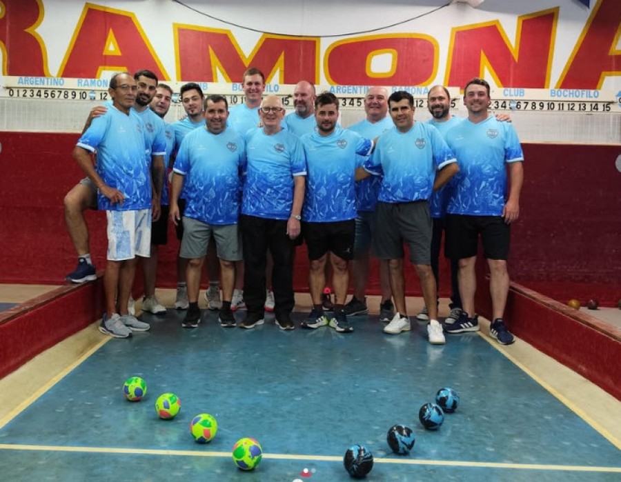 Integrantes del club luciendo la nueva indumentaria.